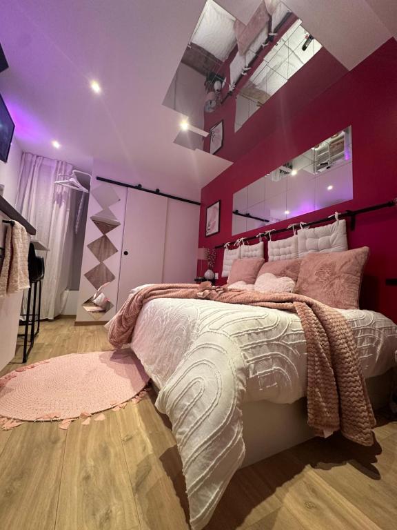 圣布里厄Honey Room22的一间卧室设有一张紫色墙壁的大床
