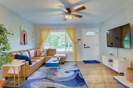 北坎顿Cozy Updated Home W Rec Room & Large Backyard的带沙发和吊扇的客厅