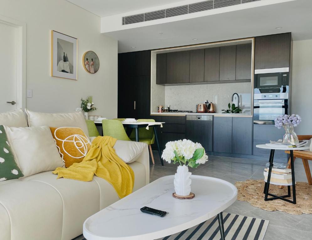 悉尼Modern Apartment St Leonards的客厅配有白色的沙发和桌子