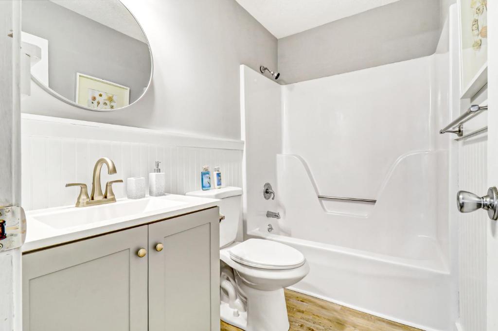 希尔顿黑德岛Spa at Port Royal Sound 3237的白色的浴室设有盥洗盆、卫生间和镜子