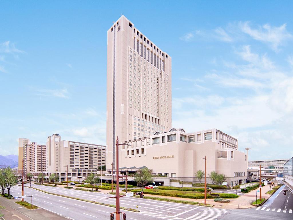 北九州Rihga Royal Hotel Kokura Fukuoka的街道上一座高大的城市建筑