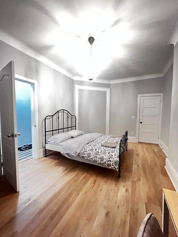 多伦多O Canada Guest House的一间卧室配有一张床和吊扇