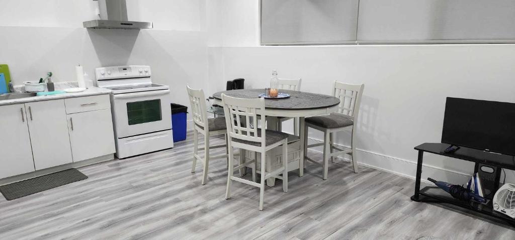 多伦多Scarborough New 2-Bedroom Basement的一间厨房,里面配有桌椅