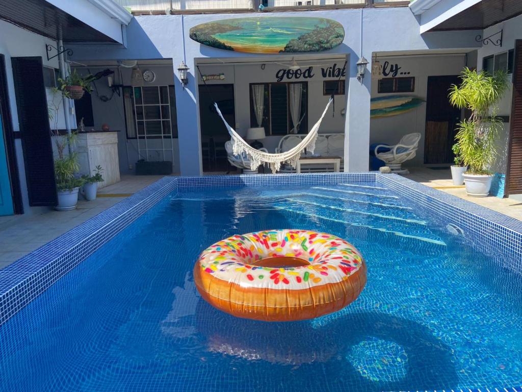 雅科Hotel Perico Azul & Surf Camp的水中充气的甜甜圈