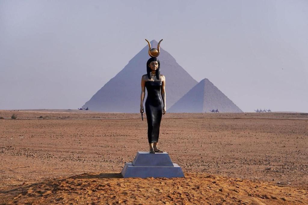 开罗Momen Pyramids Inn的金字塔前的女人雕像