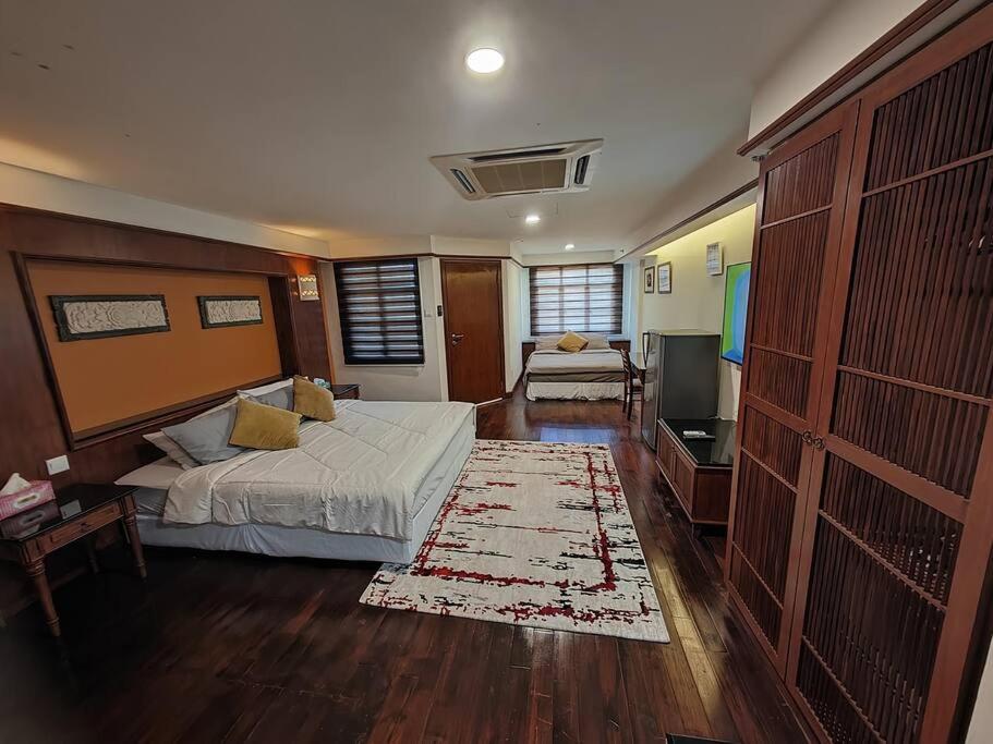 波德申Port Dickson Teluk Kemang Pantai Tanjung Gemok by 3SIBS的一间卧室设有一张床和一间客厅。