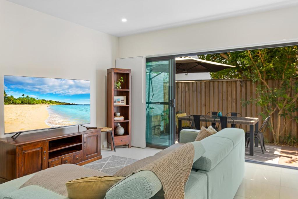 斯卡伯勒3-Bed Beach Haven with Patio, BBQ & Secure Parking的带沙发和大屏幕电视的客厅