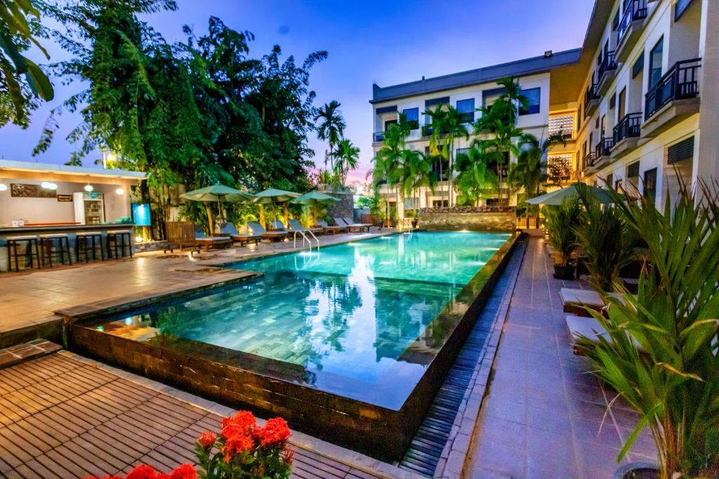 暹粒绿色亚马逊公寓酒店的一座建筑物中央的游泳池