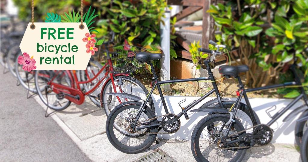 石垣岛古色石垣岛酒店的一组自行车停放在一排,并有免费自行车租赁标志