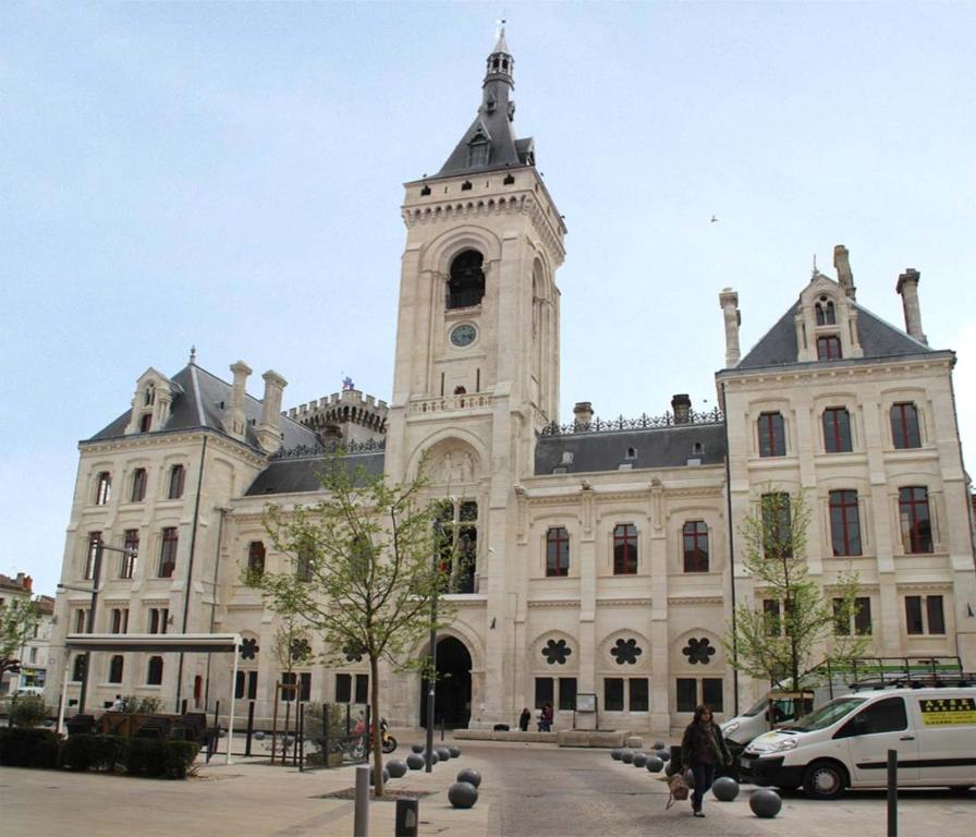 昂古莱姆La Suite Angoulême的一座大型建筑,上面有一个钟楼
