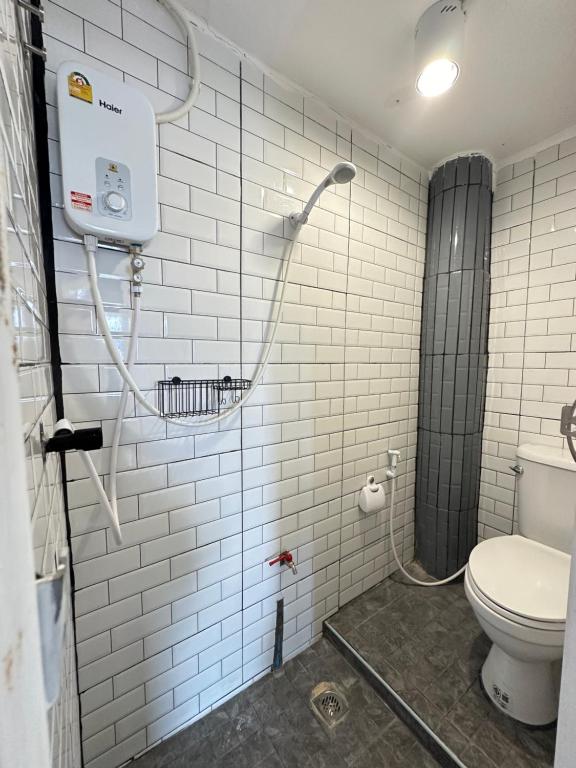 曼谷Chubby 9 Room 7的带淋浴和卫生间的浴室