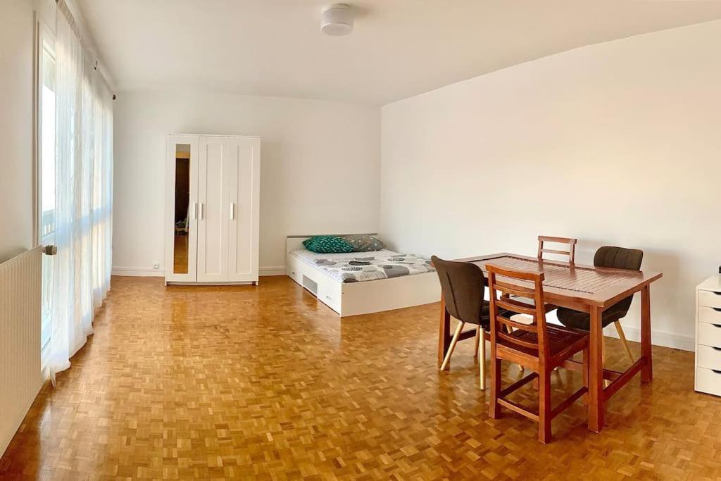 诺伊斯·勒·格兰德Appartement bien situé的配有桌椅和床的房间