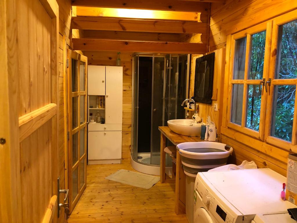 拉兰Maison Bois的浴室配有卫生间、盥洗盆和淋浴。