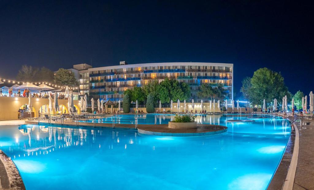 萨图恩Safir Blue Resort的一家在晚上设有大型游泳池的酒店