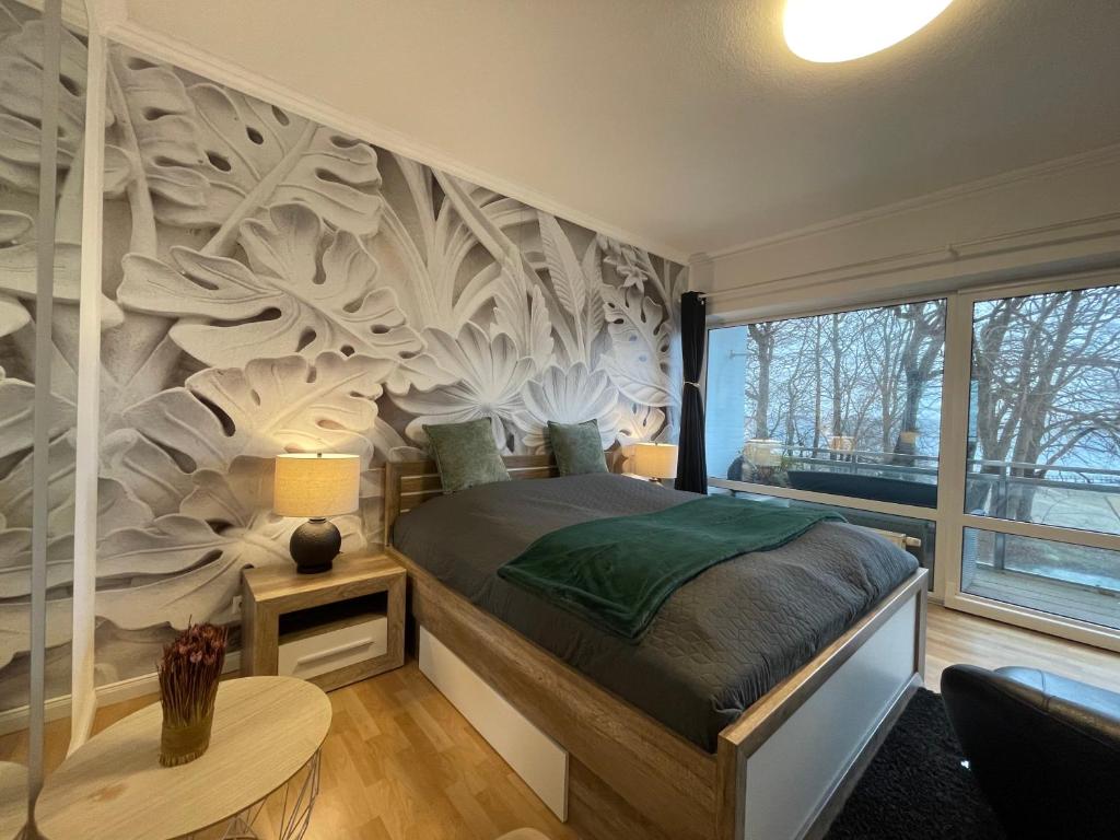 弗伦斯堡Flensburg Solitüde的卧室配有一张壁画床