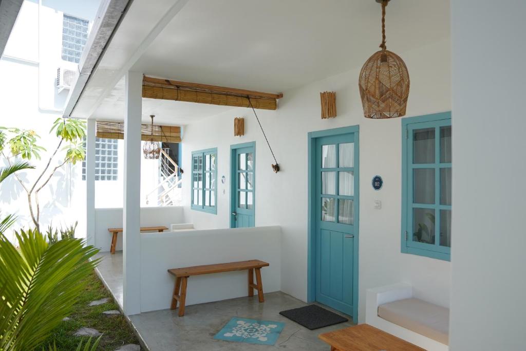 纳闽巴霍Seaesta Komodo Hostel & Hotel的一间设有蓝色门和长凳的房间