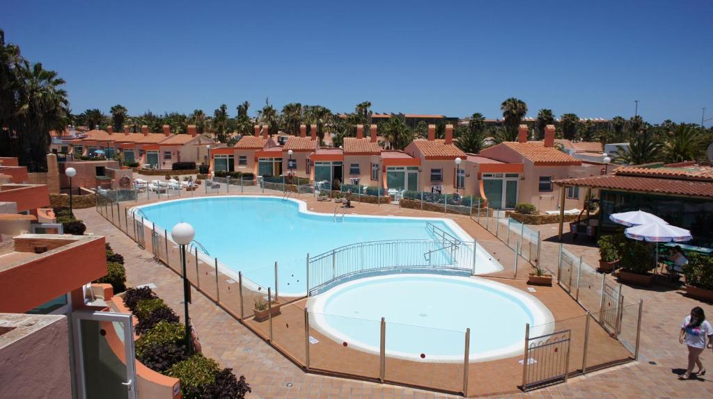 卡勒达德福斯特卡斯蒂略海滩酒店的享有度假村游泳池的景致
