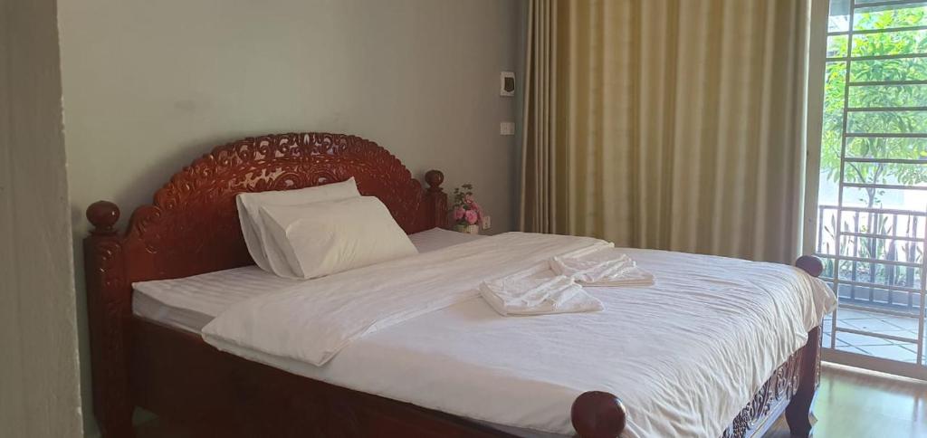 贡布Angkearsel GuestHouse的一间卧室配有一张床,上面有两条毛巾