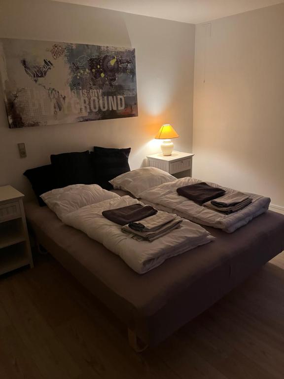比伦德Casa Home of Bricks - Downtown Holidays的卧室里的一张带毛巾的床