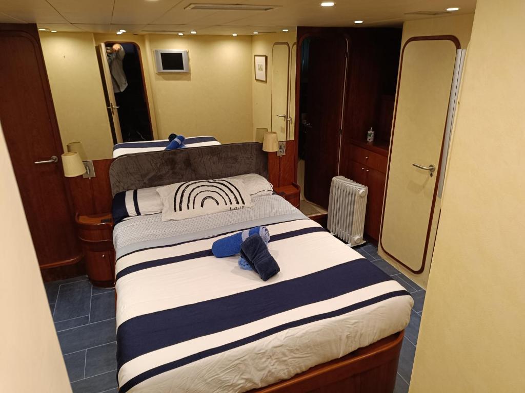 巴塞罗那Amazing boat to sleep in Barcelona的一间卧室配有两张带毛巾的床