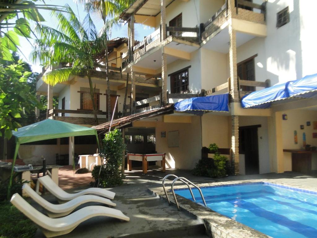 奥利文萨Pousada Vila Verde的一座带游泳池和大楼的度假村
