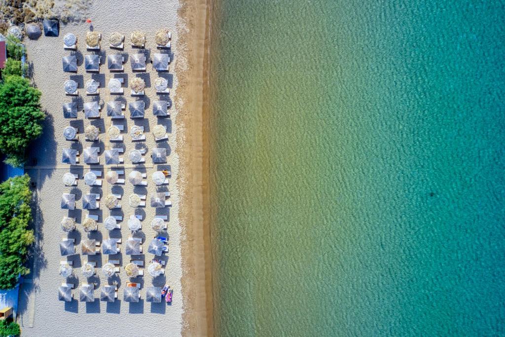 普拉蒂Platy Beach Hotel的一堆椅子和水的上方景色