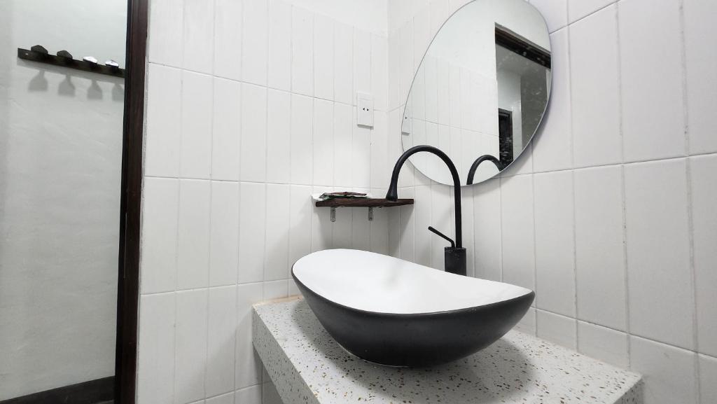 河江Anio Ha Giang Hotel的浴室内一个位于柜台上的黑色浴缸