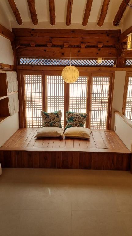 全州市Dalbbit hyang的带窗户的客房内设有两张床的房间