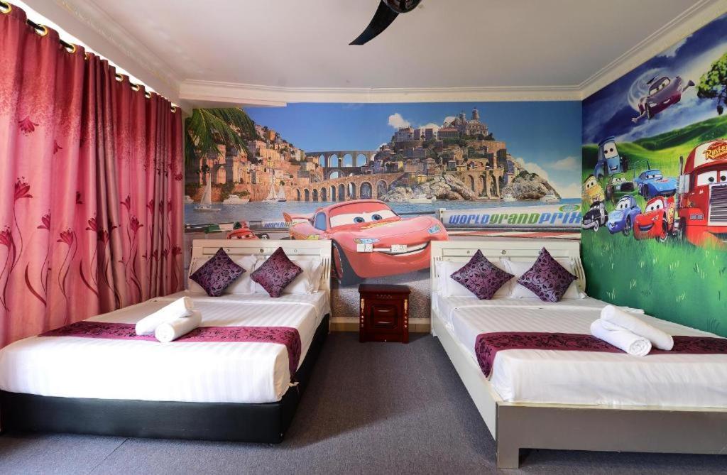 莎阿南Seeds Hotel Shah Alam Section 7的壁画客房内的两张床