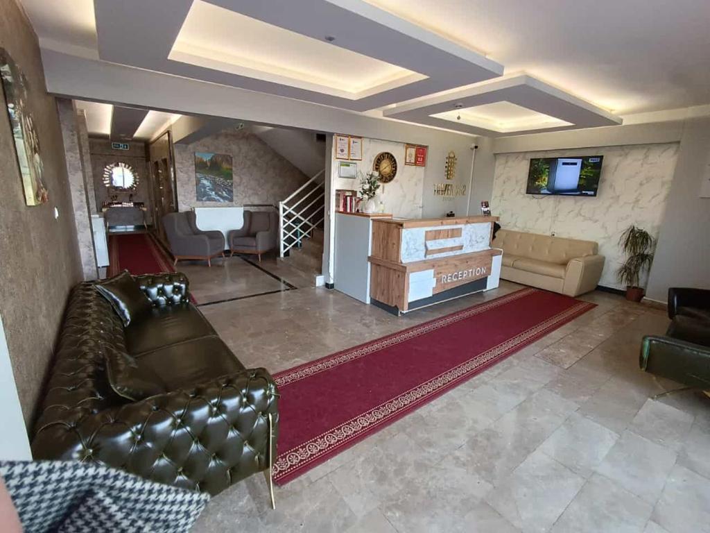 MelikgaziTower352的客厅配有沙发和桌子