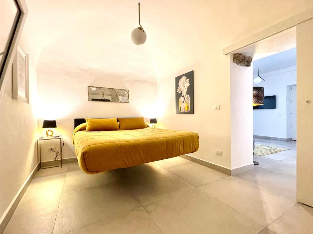 卡塔尼亚Sangiuliano Holiday Home的卧室里设有一张黄色的床