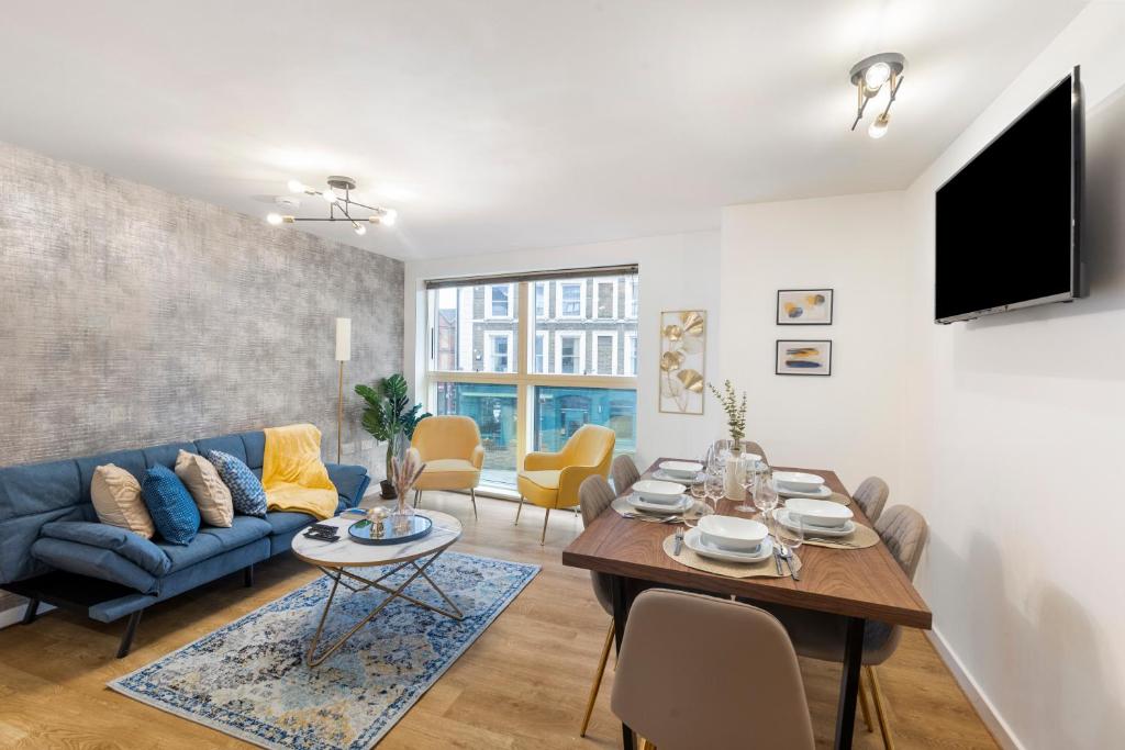伦敦Tranquil Urban Haven的客厅配有蓝色的沙发和桌子