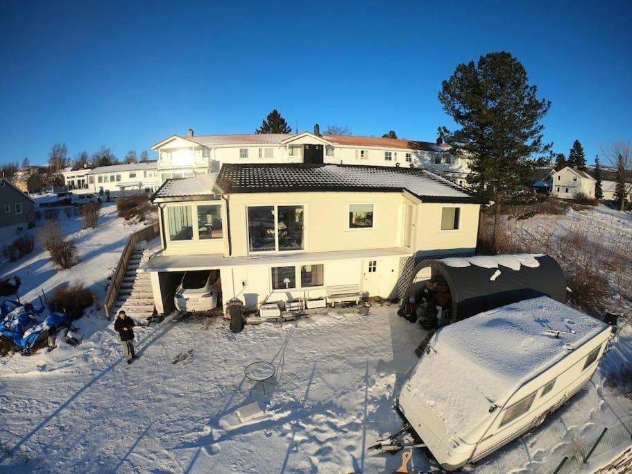 弗于斯克My Sweet Home的空中景色,房子里有一个停在雪里的转弯