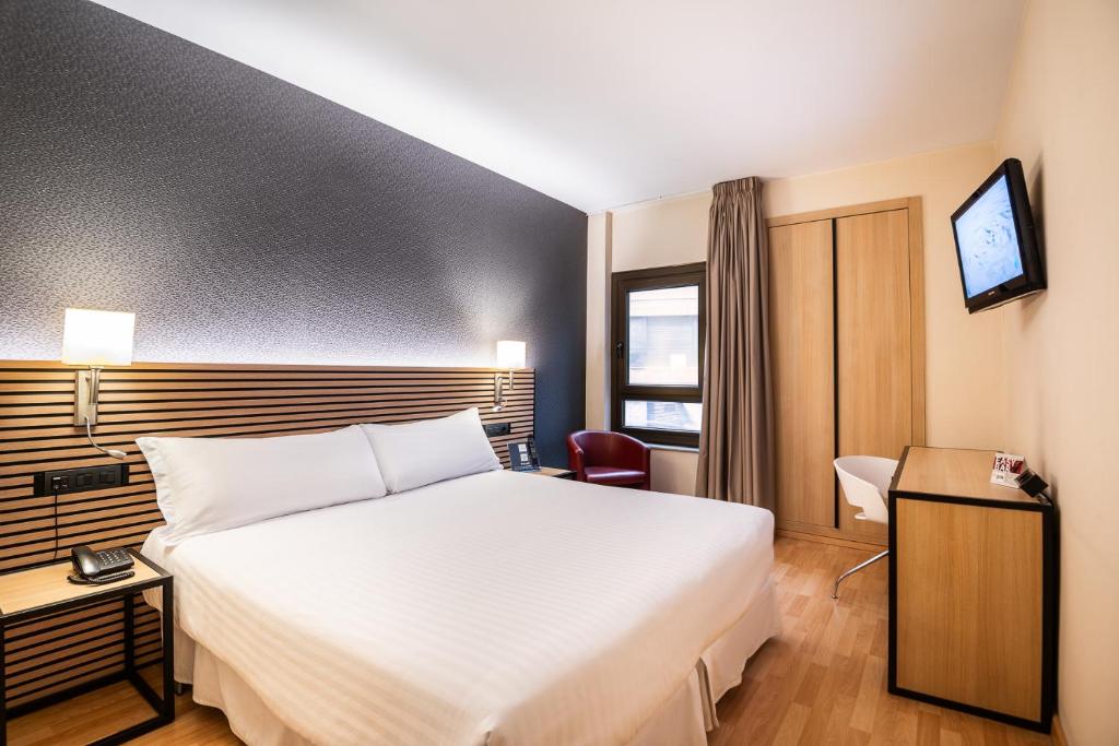 卡斯特利翁-德拉普拉纳Civis Jaime I的酒店客房设有一张白色大床和一个窗户。