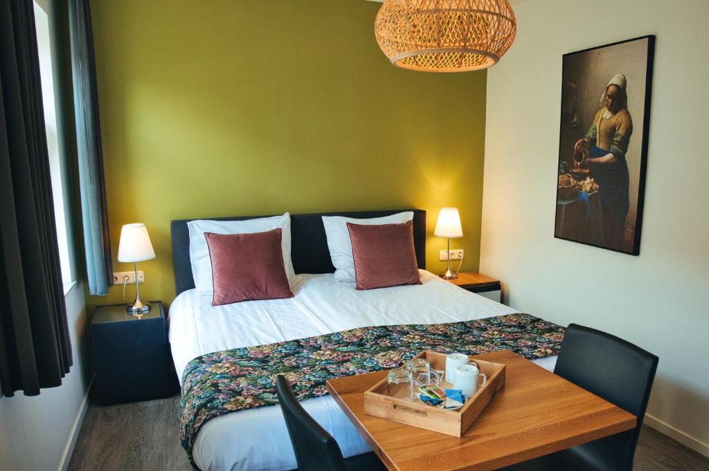 鲁尔蒙德鲁尔蒙德霍夫纳尔住宿加早餐极度的酒店客房设有一张床和一张木桌