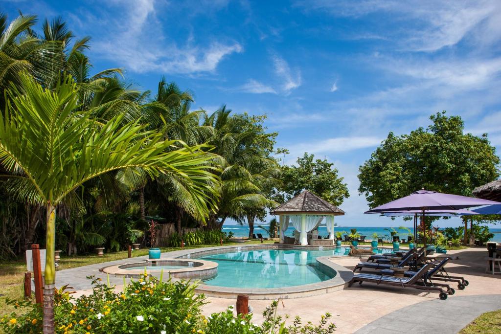 普拉兰大安塞区卡斯特罗海滩酒店的一个带凉亭的游泳池以及大海