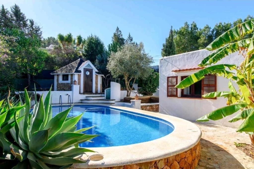 圣安东尼奥湾Authentic 4BR Pool & Sauna Villa, Sant Agusti的一座房子后院的游泳池