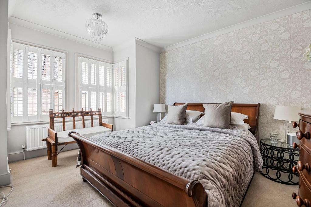 亨利昂泰晤士Charming 3 Bedroom Townhouse in Henley-On-Thames的一间卧室设有一张床和一扇窗户