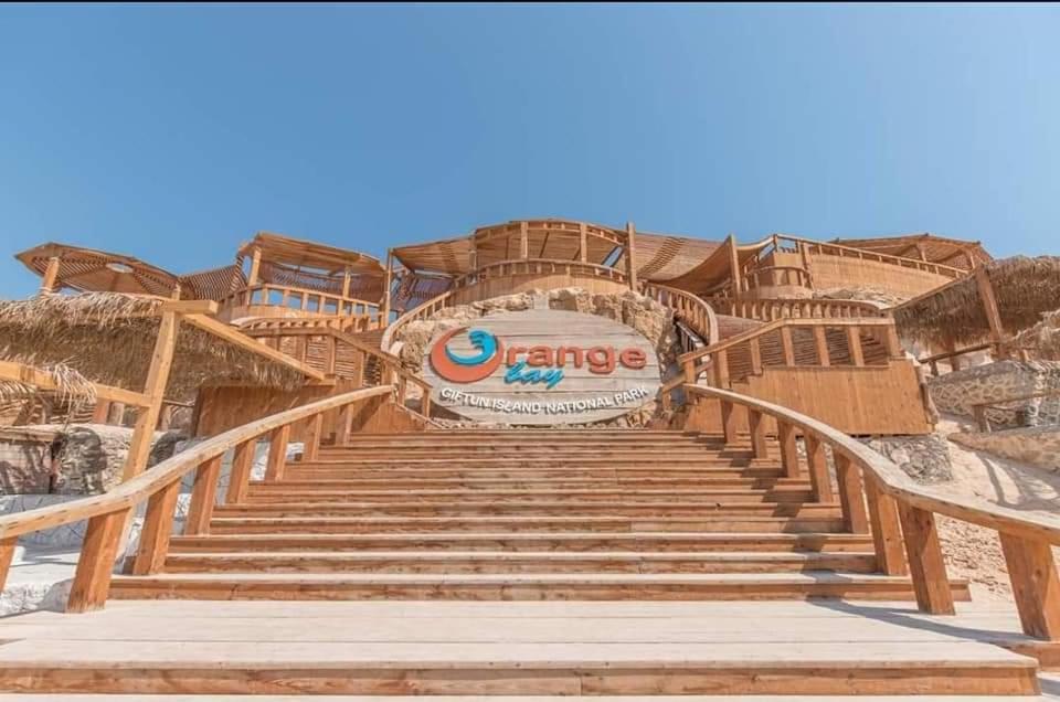 赫尔格达Hurghada的大楼前的楼梯