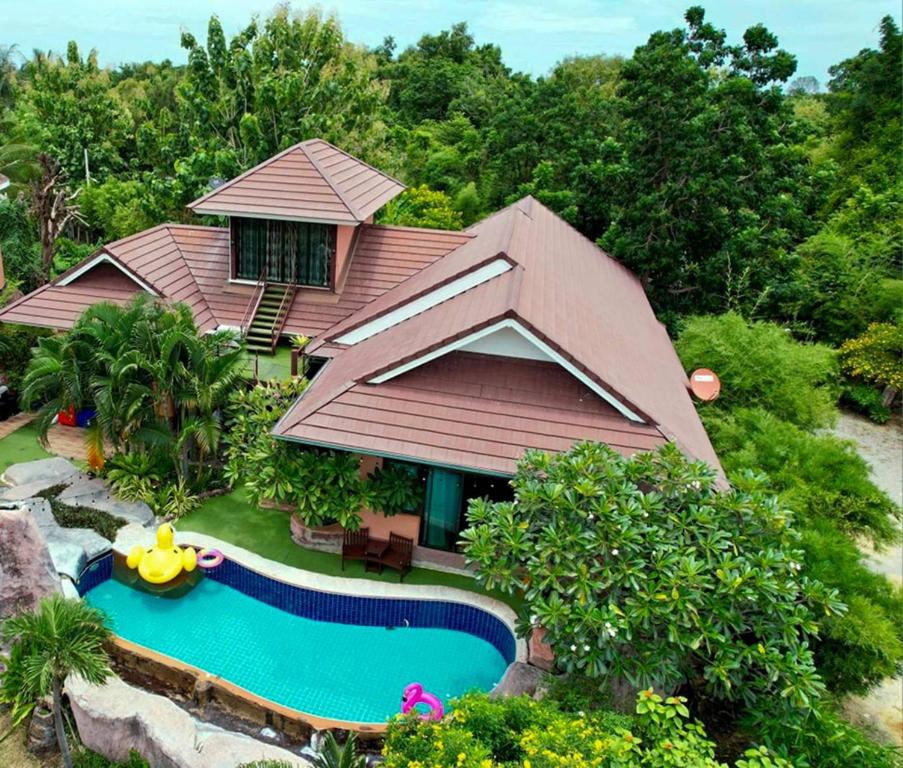 华欣Huahin I-Din Poolvilla วิลล่ากลางธรรมชาติ วิวภูเขา เป็นส่วนตัว的享有带游泳池的房屋的空中景致
