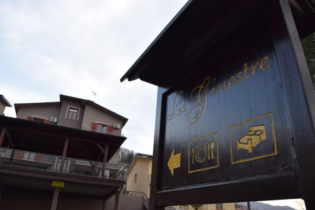 维贾内洛吉纳斯特莱住宿加早餐旅馆的带有交换熨斗的标志的建筑