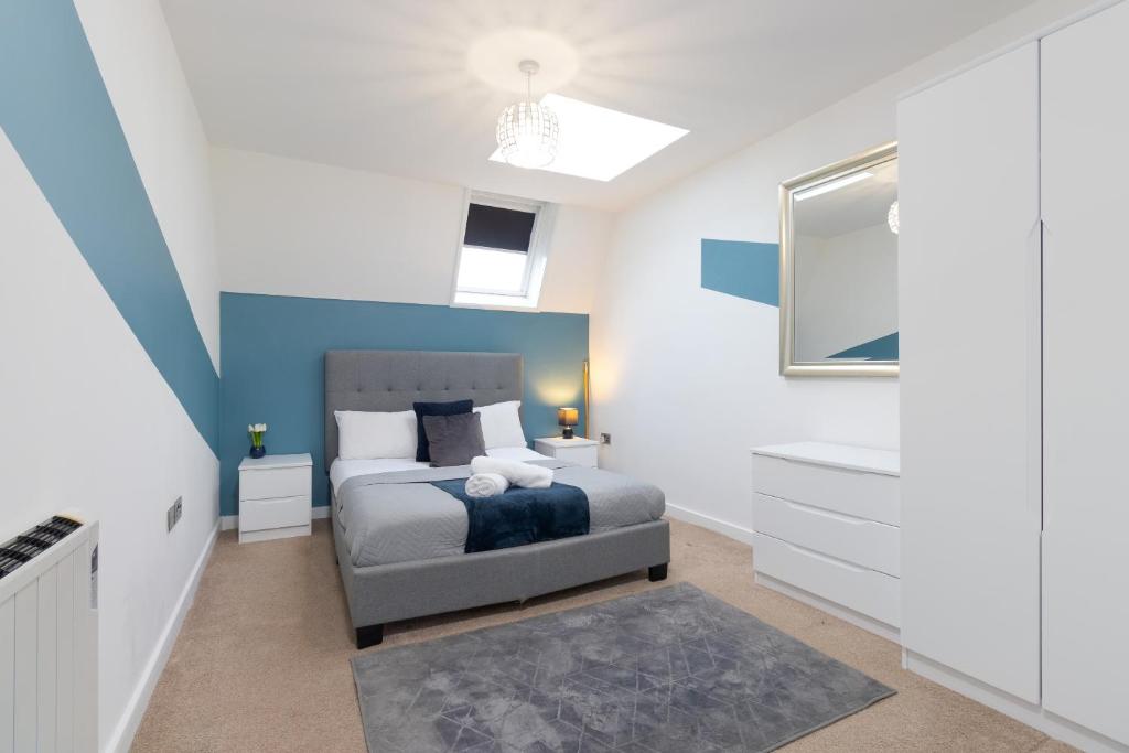 考文垂1BR Hideaway in Coventry - MH Apartment的一间卧室配有床、镜子和水槽