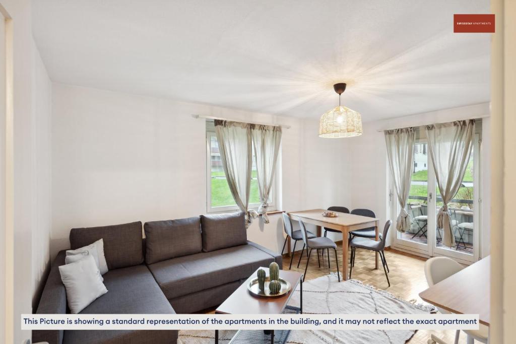苏黎世Charming Apartment in Zurich的客厅配有沙发和桌子