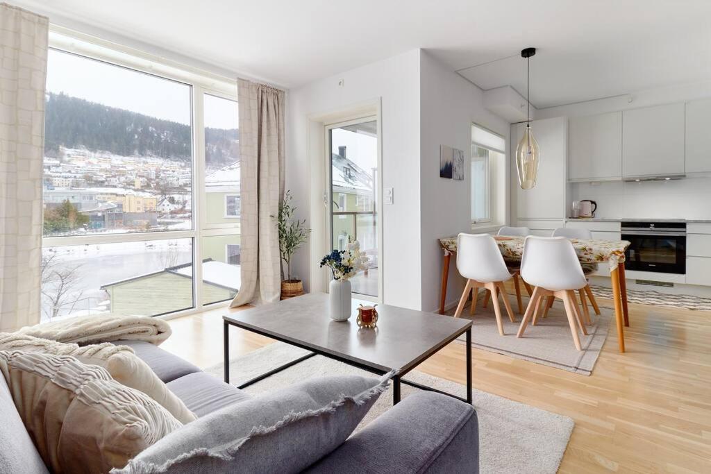 卑尔根Bergen's Finest: Sleek Oasis with Two Bedroom的客厅配有沙发和桌子