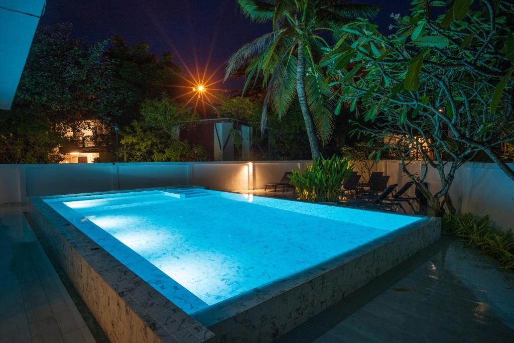 皮皮岛皮皮岛通塞酒店的后院的游泳池