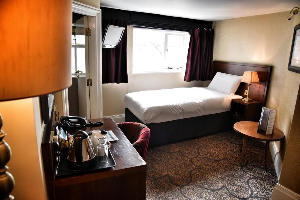 里辛维瑟斯普恩城堡酒店的酒店客房设有床和窗户。