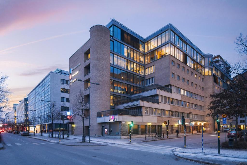 斯德哥尔摩斯德哥尔摩天空酒店式公寓的城市街道上的一个大型建筑