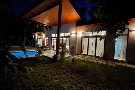 Benque Viejo del CarmenCheerful 2 bedroom Villa with Pool的一座晚上设有游泳池的房子