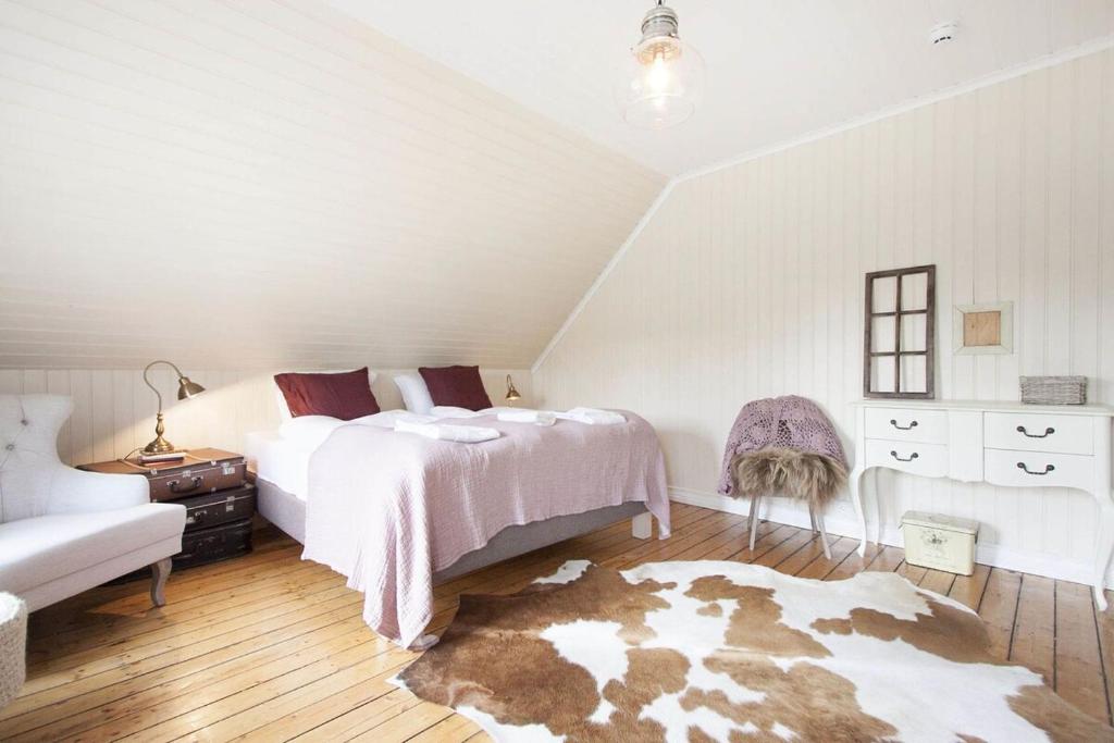 惠拉盖尔济SKYR Guest House的一间白色卧室,配有床和地毯