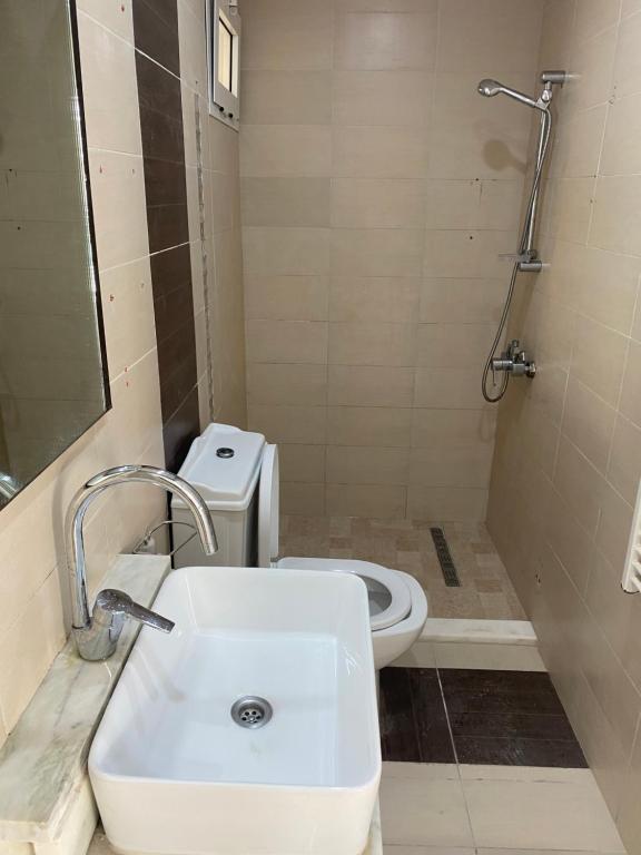 马赫迪耶Lovely 1-bedroom rental unit with sea view的浴室配有白色水槽和卫生间。